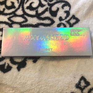 Profusion metallized eyeshadow palette smokey